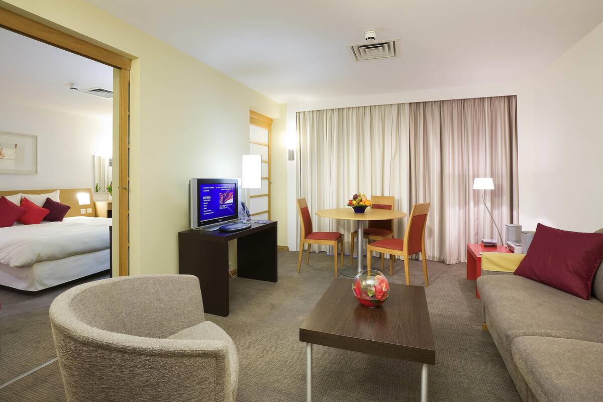 Minibar, in-room safe, desk, laptop workspace