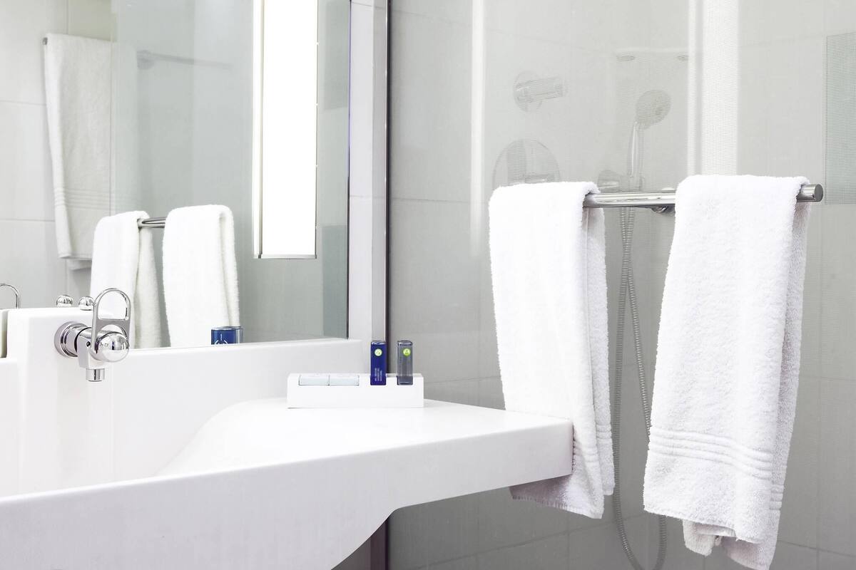 Minibar, caja de seguridad en la habitación y escritorio