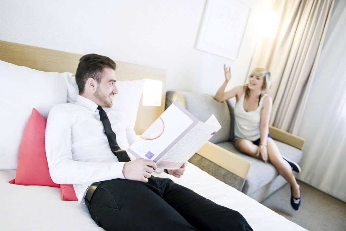 Minibar, caja de seguridad en la habitación y escritorio