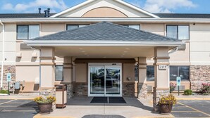 A hotel entrance with a covered entryway, a number sign, and a handicap-accessible sign. - Quality Inn Coralville - Iowa River Landing (Coralville)
