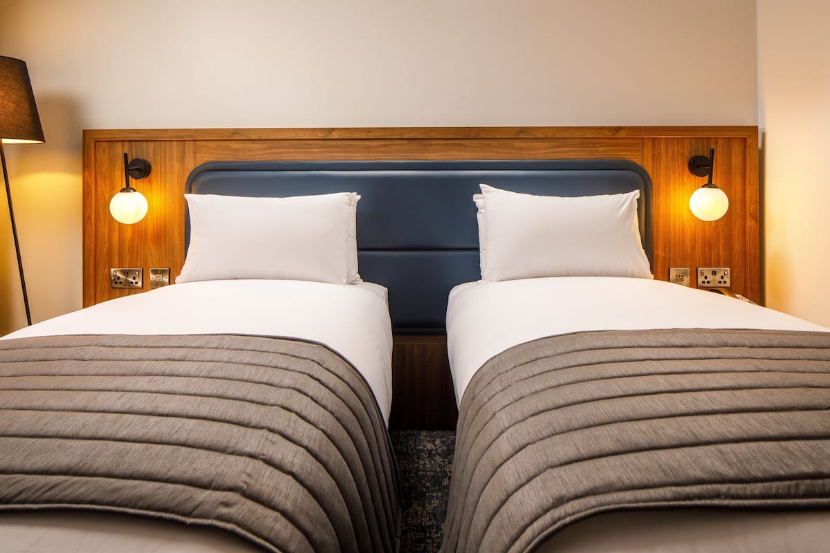 standard room, 2 single beds | 1 bedroom, in-room safe, desk, laptop workspace