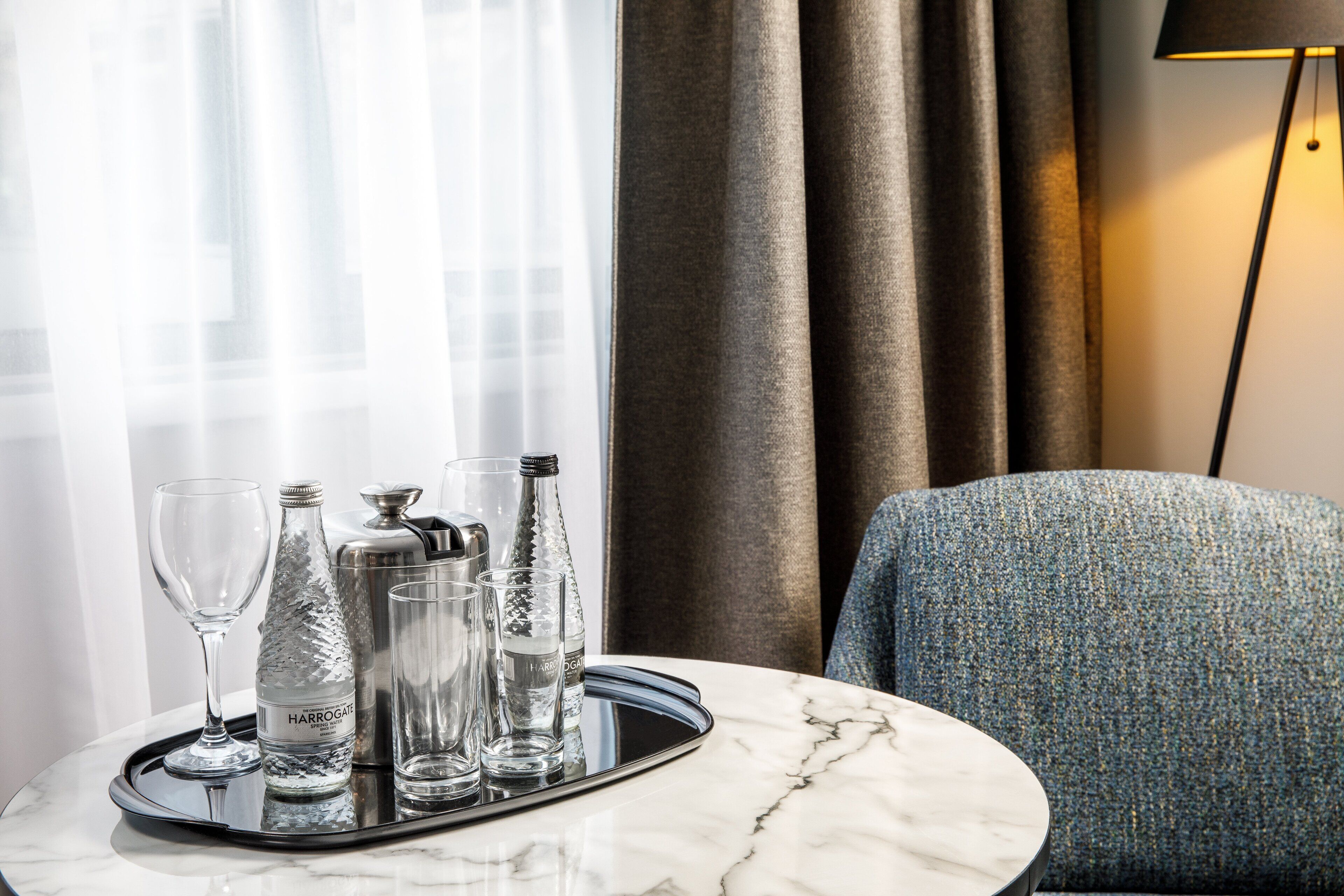 Zimmersafe, Schreibtisch, laptopgeeigneter Arbeitsplatz