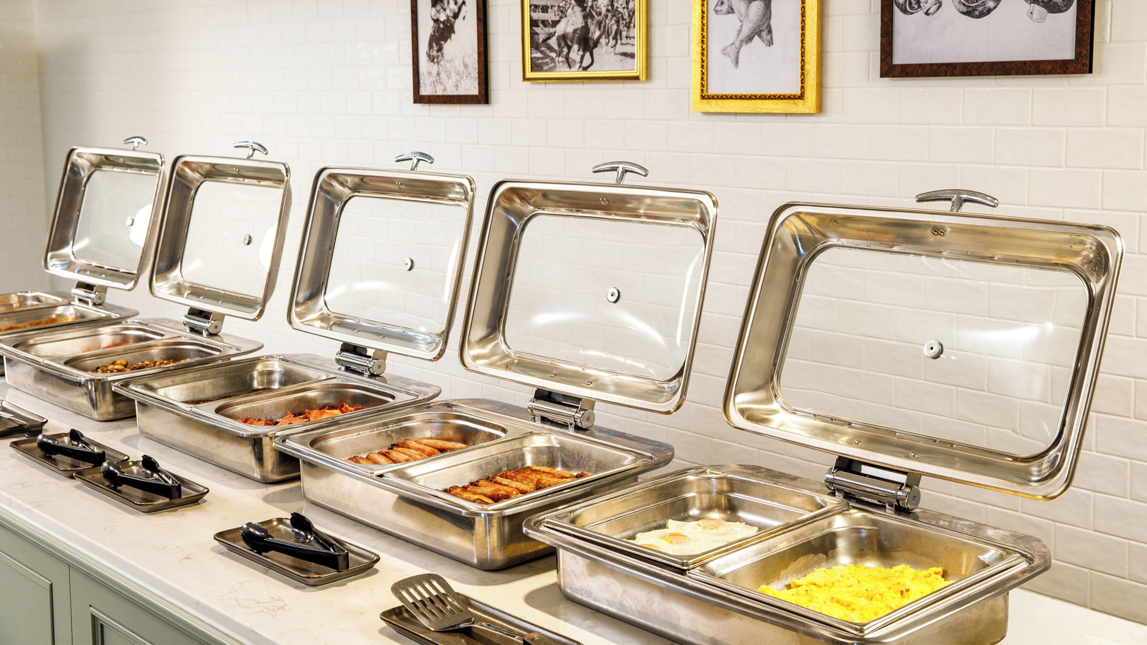 Un buffet proposant une variété de plats et d’ustensiles.
