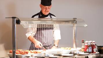 每日供应自助式早餐(每人 GBP 17.00)