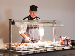 Desayuno buffet (GBP 17.00 por persona)