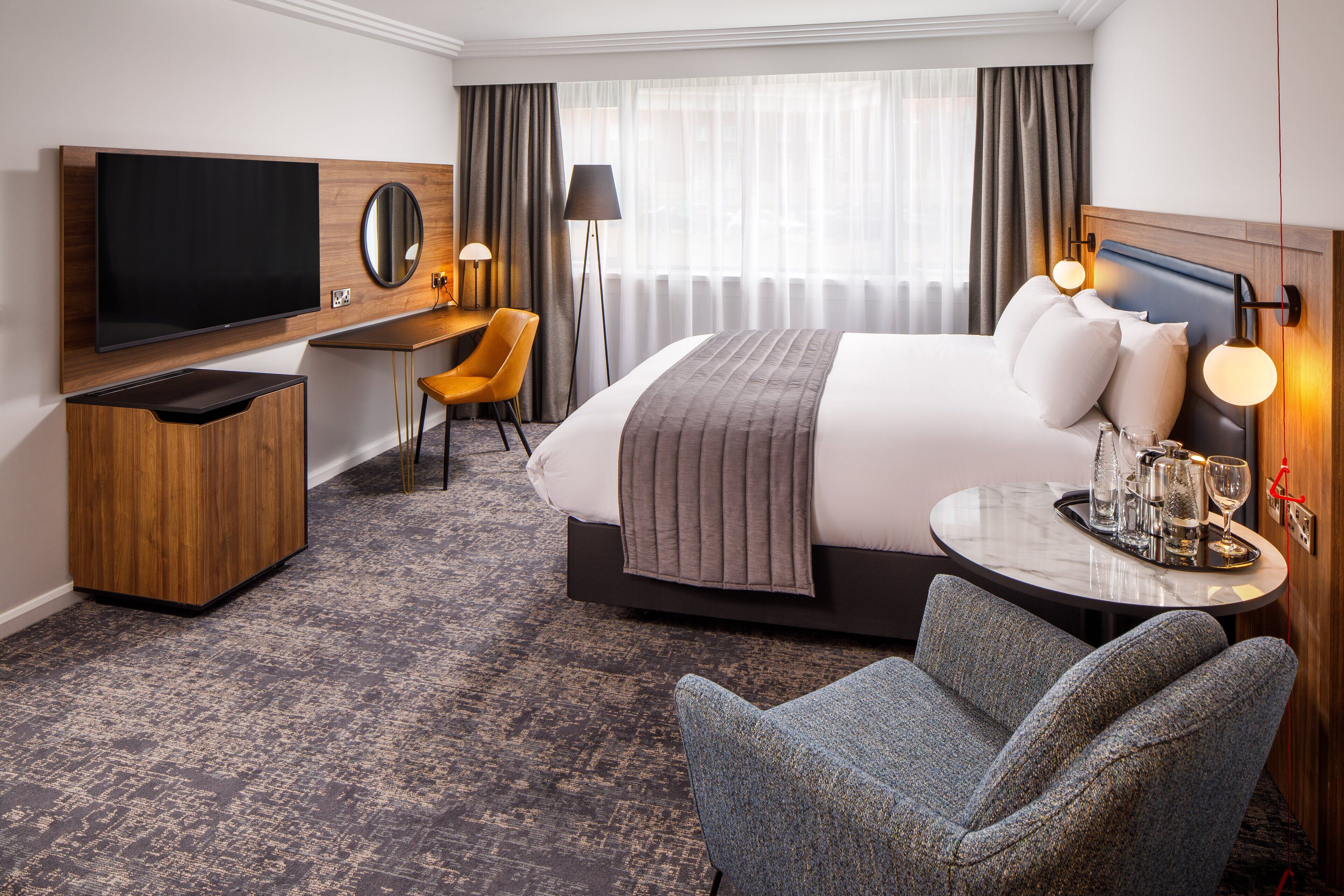 Zimmersafe, Schreibtisch, laptopgeeigneter Arbeitsplatz