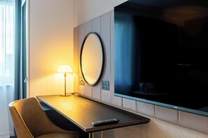 Cofres nos quartos, escrivaninha, espaço de trabalho para notebook