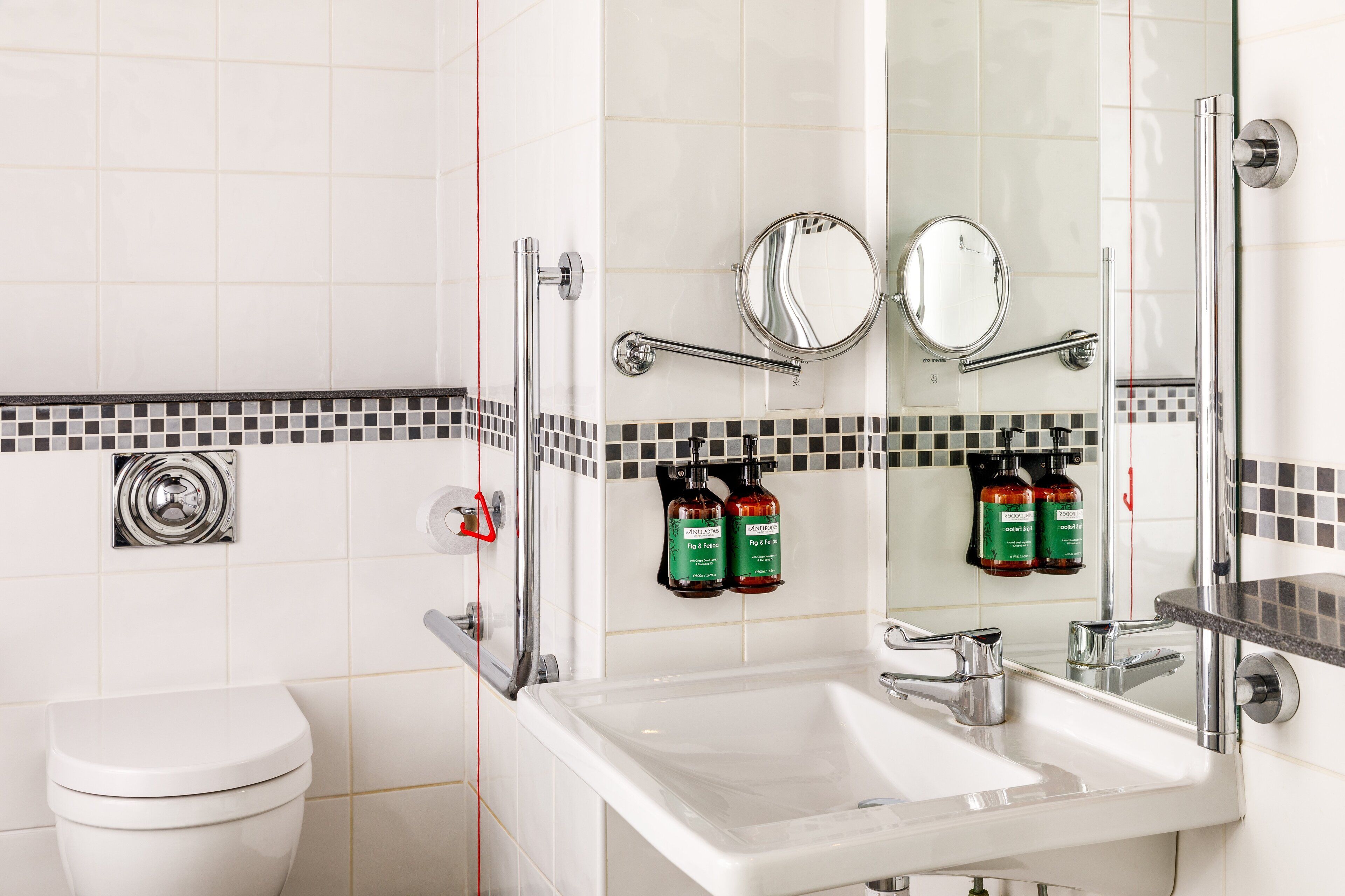 Gabungan pancuran/tab mandi, kelengkapan dandanan diri percuma 