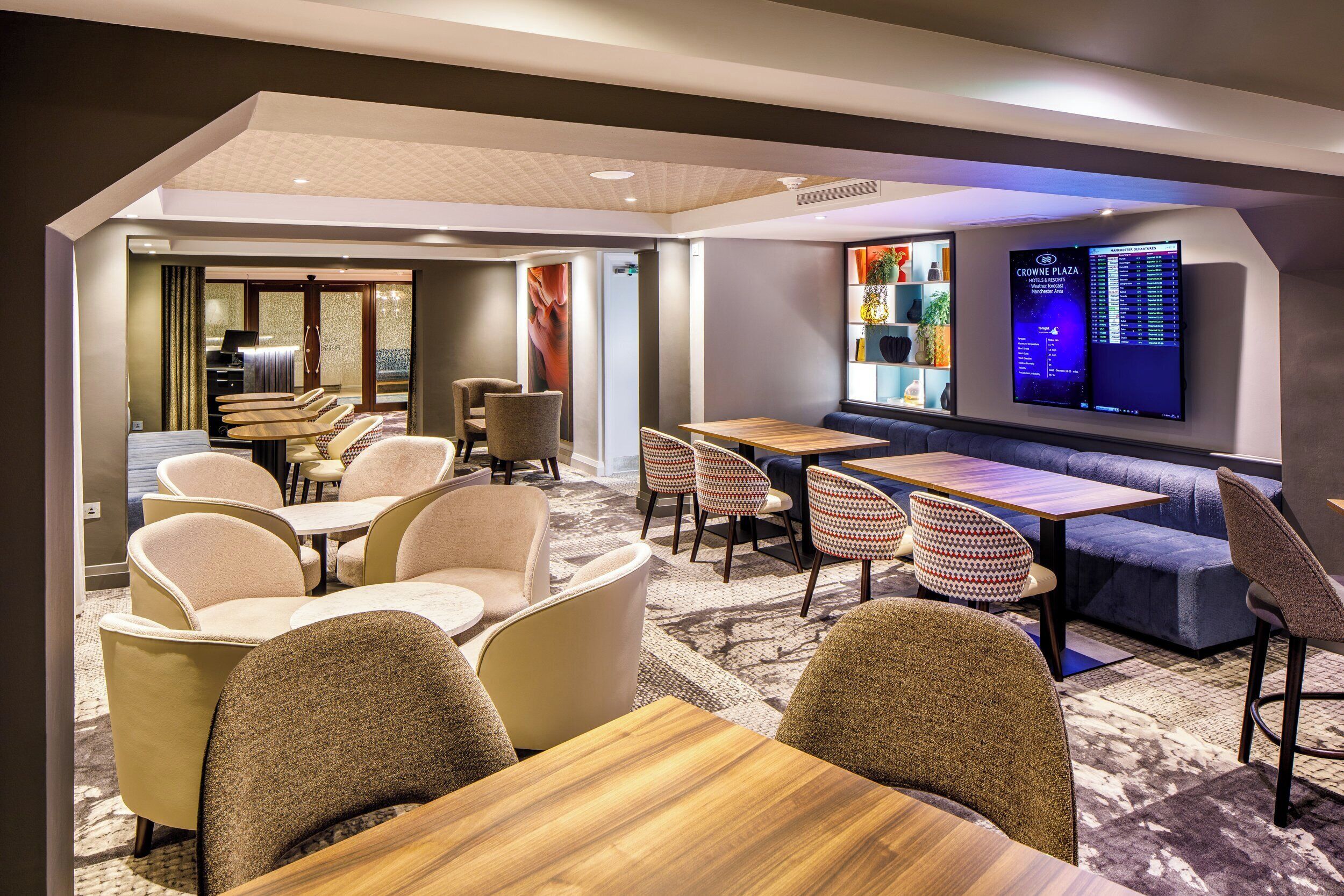 Premium Room, 1 Katil Raja (King), Akses Club Lounge | Peti besi dalam bilik, meja, ruang kerja komputer riba 