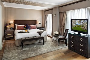 Roupas de cama premium, frigobar, cofres nos quartos