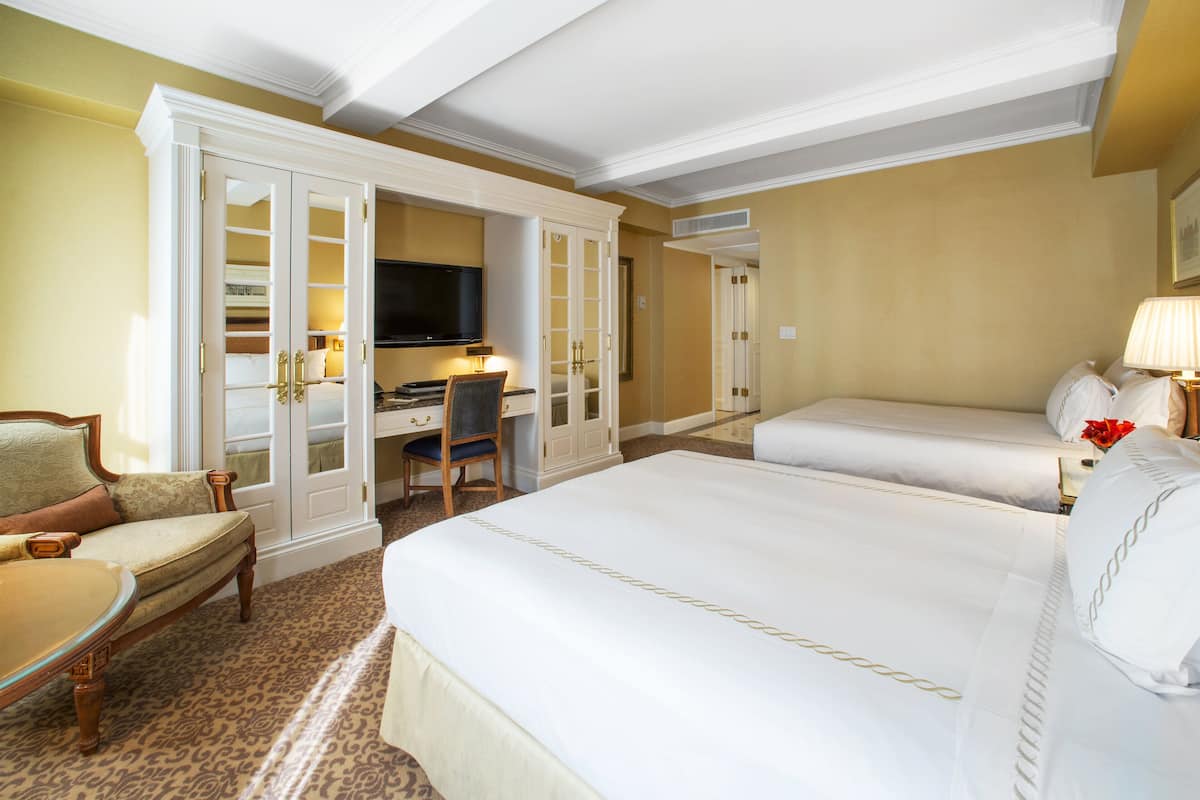 Deluxe Room, 2 Katil Kelamin (Double) | Peralatan tempat tidur premium, bar mini, peti besi dalam bilik, meja 