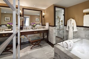 Designer toiletries, hair dryer, bathrobes, slippers - Hotel Plaza Athenee (New York)