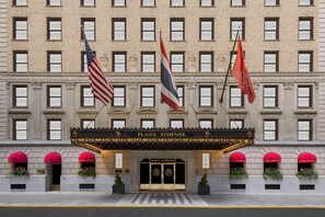Front of property - Hotel Plaza Athenee (New York)