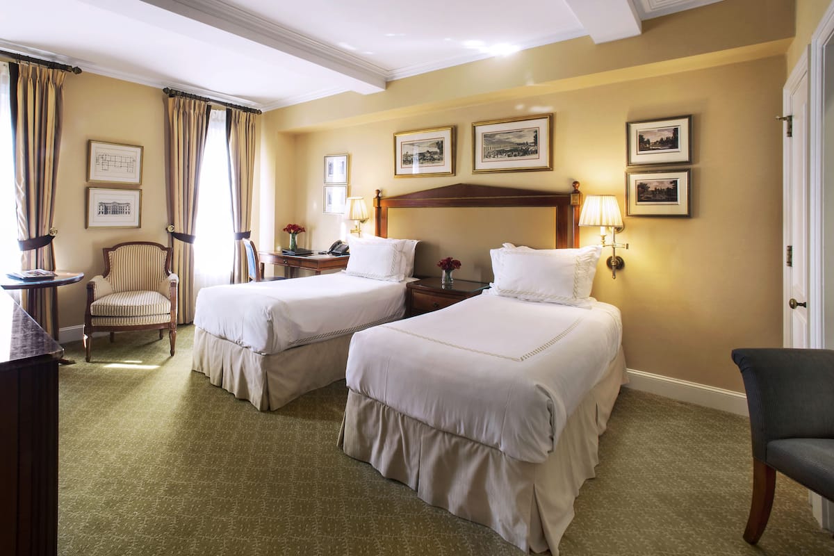 Classic Double Room, 2 Katil Bujang (Single) | Peralatan tempat tidur premium, bar mini, peti besi dalam bilik, meja 