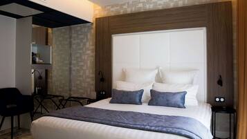Una habitación de hotel con una cama grande, un escritorio y una silla.