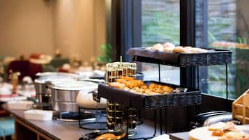 Se ofrece un desayuno bufé todos los días (21 EUR por persona)