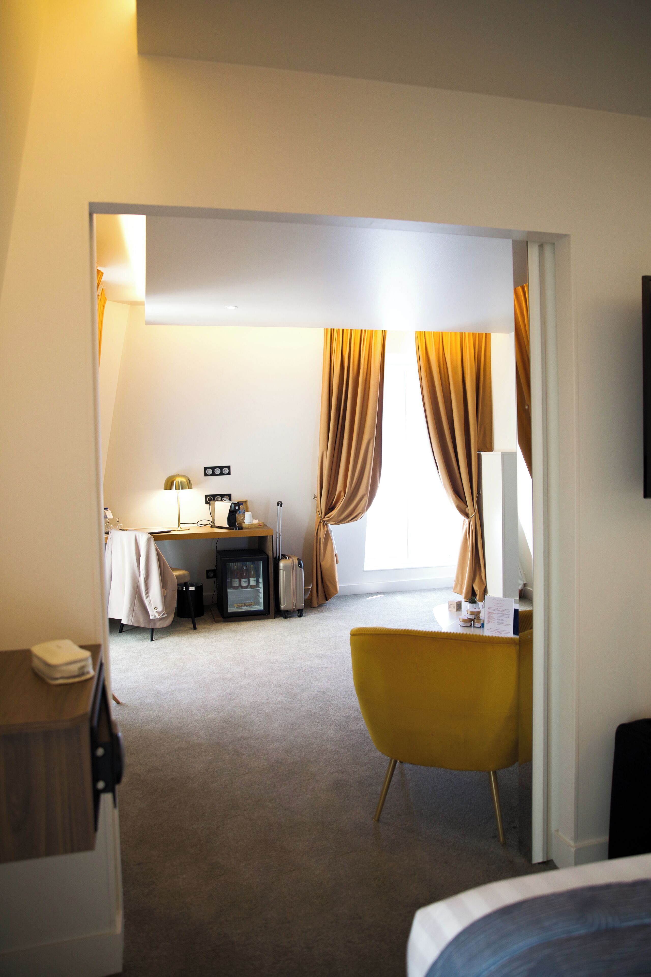 suite, 1 king bed, non smoking, courtyard view (living room) | courtyard view