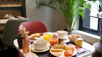 Petit déjeuner buffet (21 EUR par personne)
