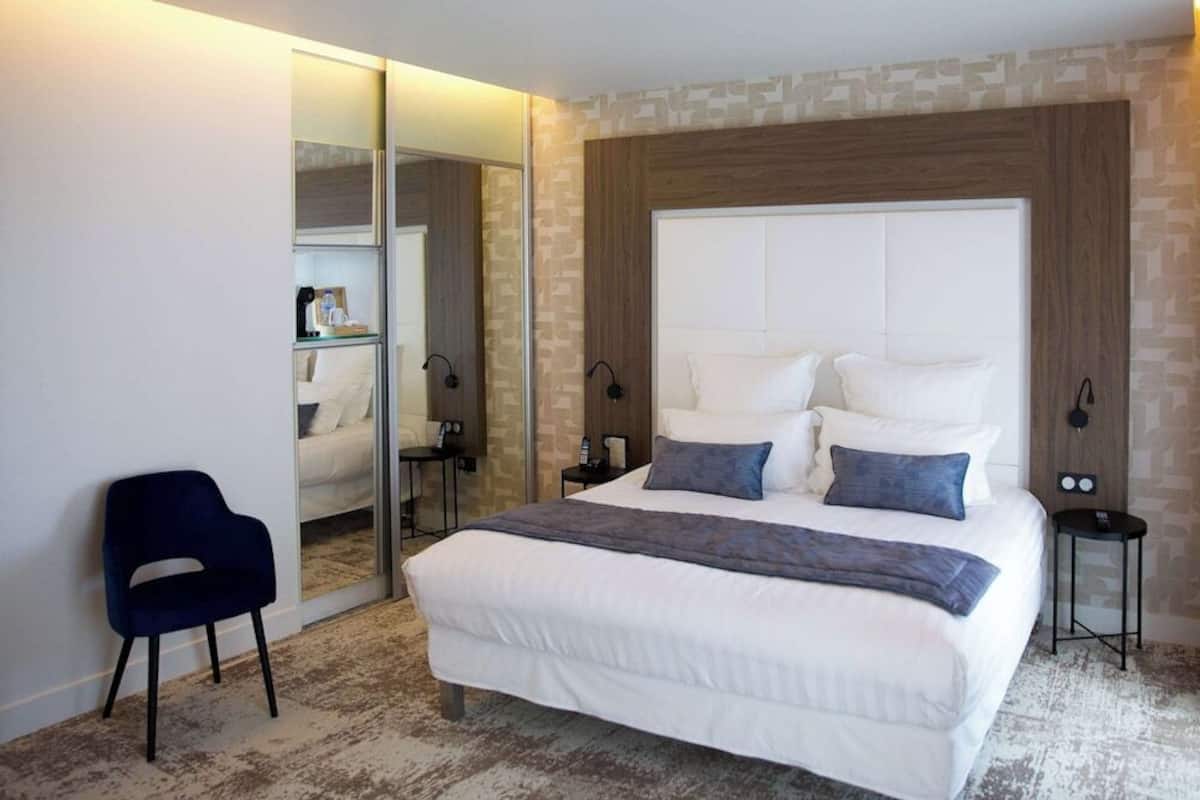 Premium bedding, pillow-top beds, minibar, in-room safe