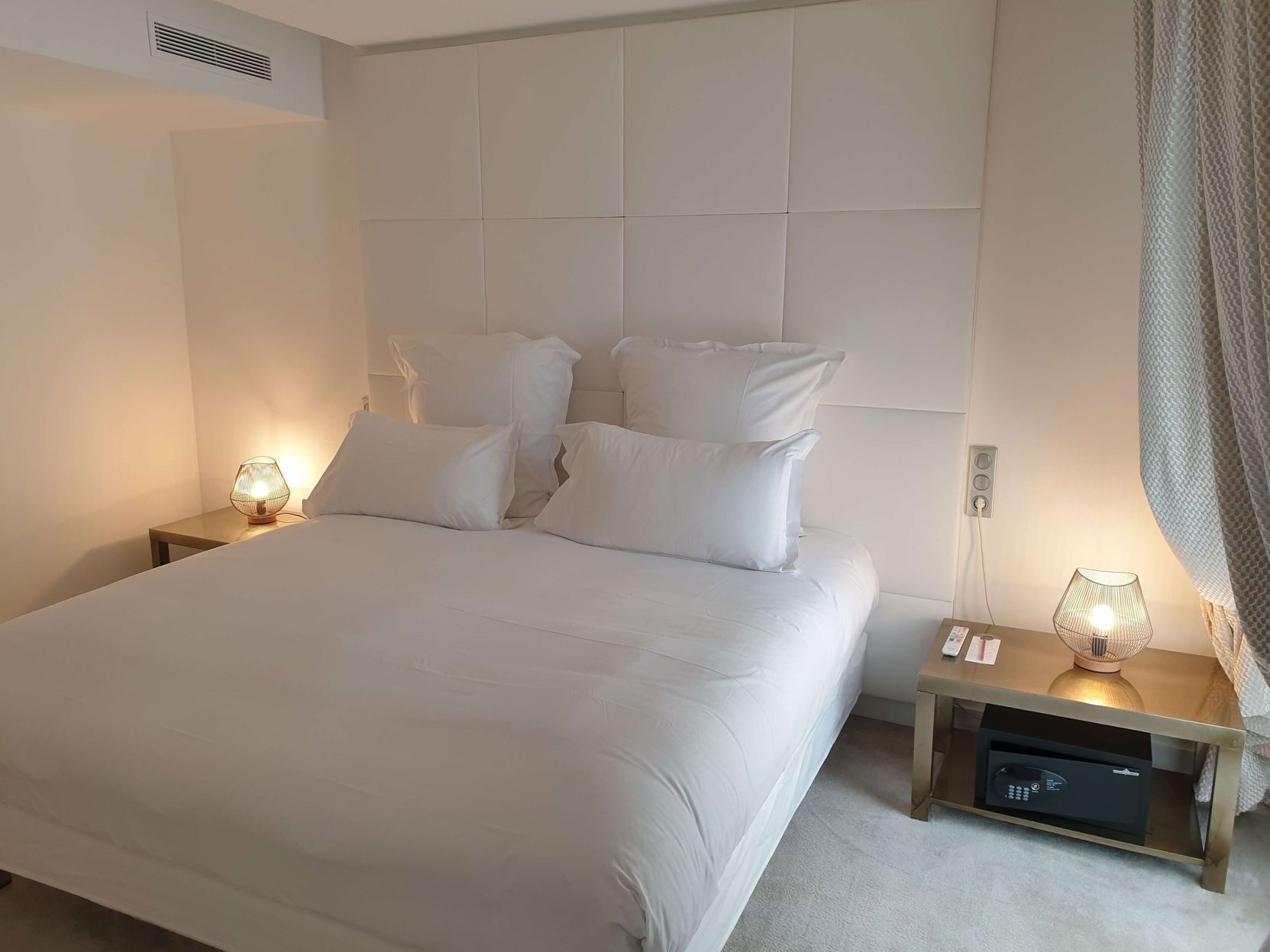 Literie de qualité supérieure, surmatelas, minibar