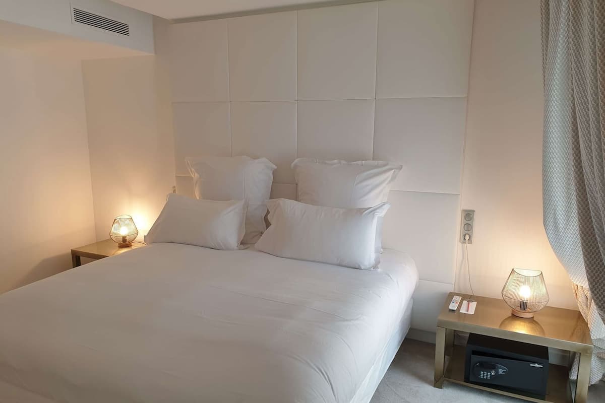 Premium bedding, pillow-top beds, minibar, in-room safe