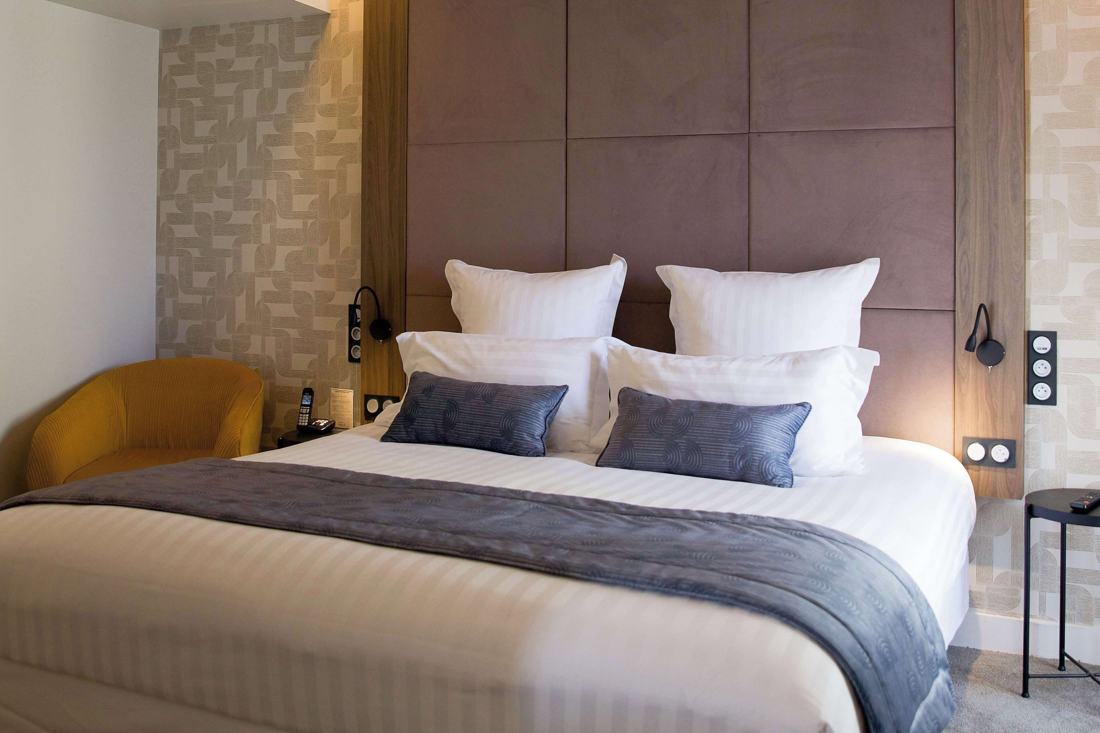 suite, 1 king bed, non smoking, courtyard view (living room) | 1 bedroom, premium bedding, pillow-top beds, minibar