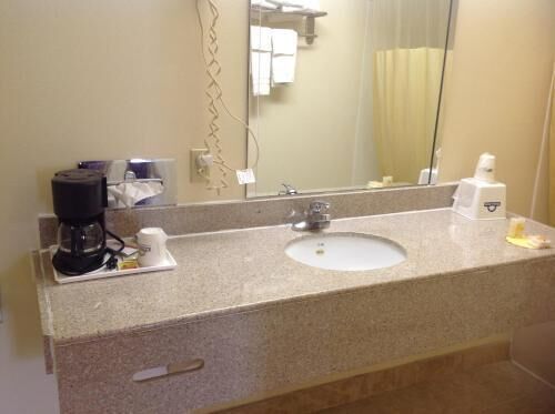 Bathroom | Combined shower/tub, free toiletries, towels