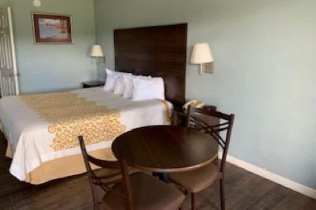 Habitación estándar, 1 cama King size | Tabla de planchar con plancha, cunas, camas extra y wifi gratis