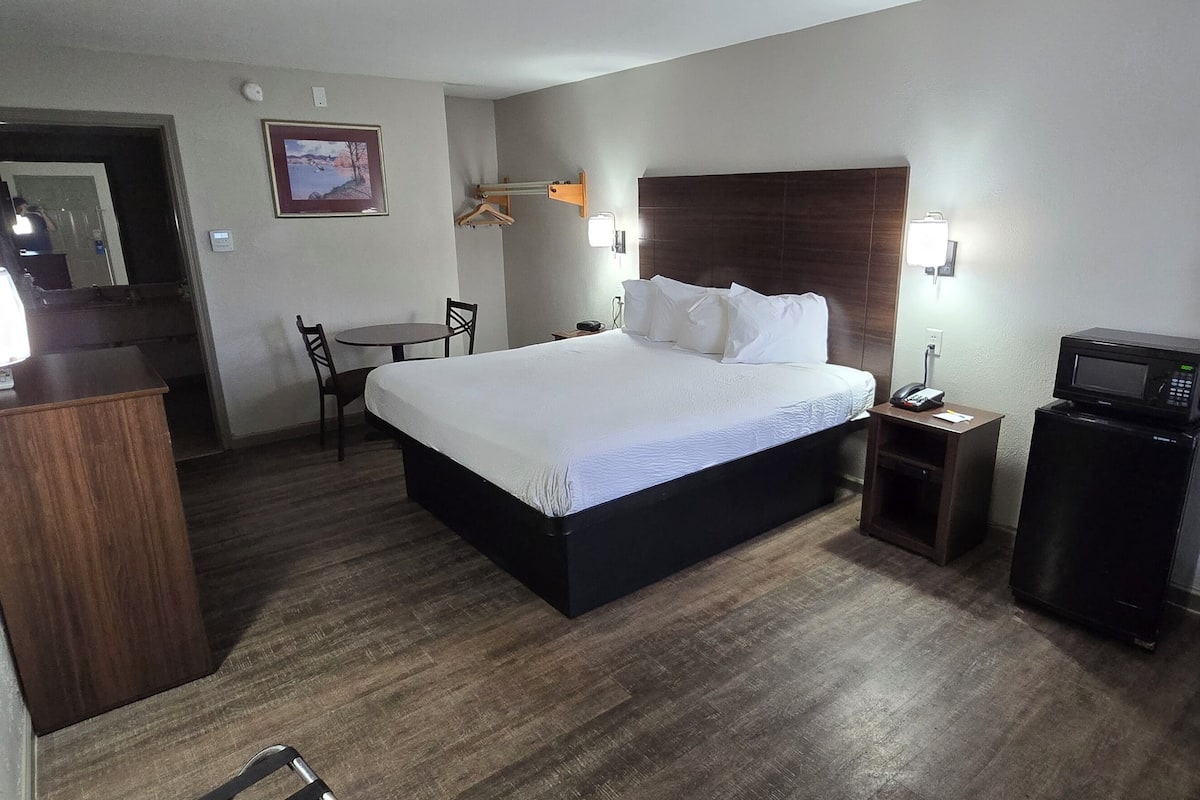 Habitación, 1 cama King size, con acceso para personas discapacitadas, para no fumadores | Tabla de planchar con plancha, cunas, camas extra y wifi gratis