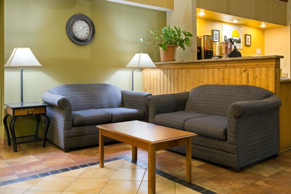 Lobby - Days Inn by Wyndham Clinton (Clinton)