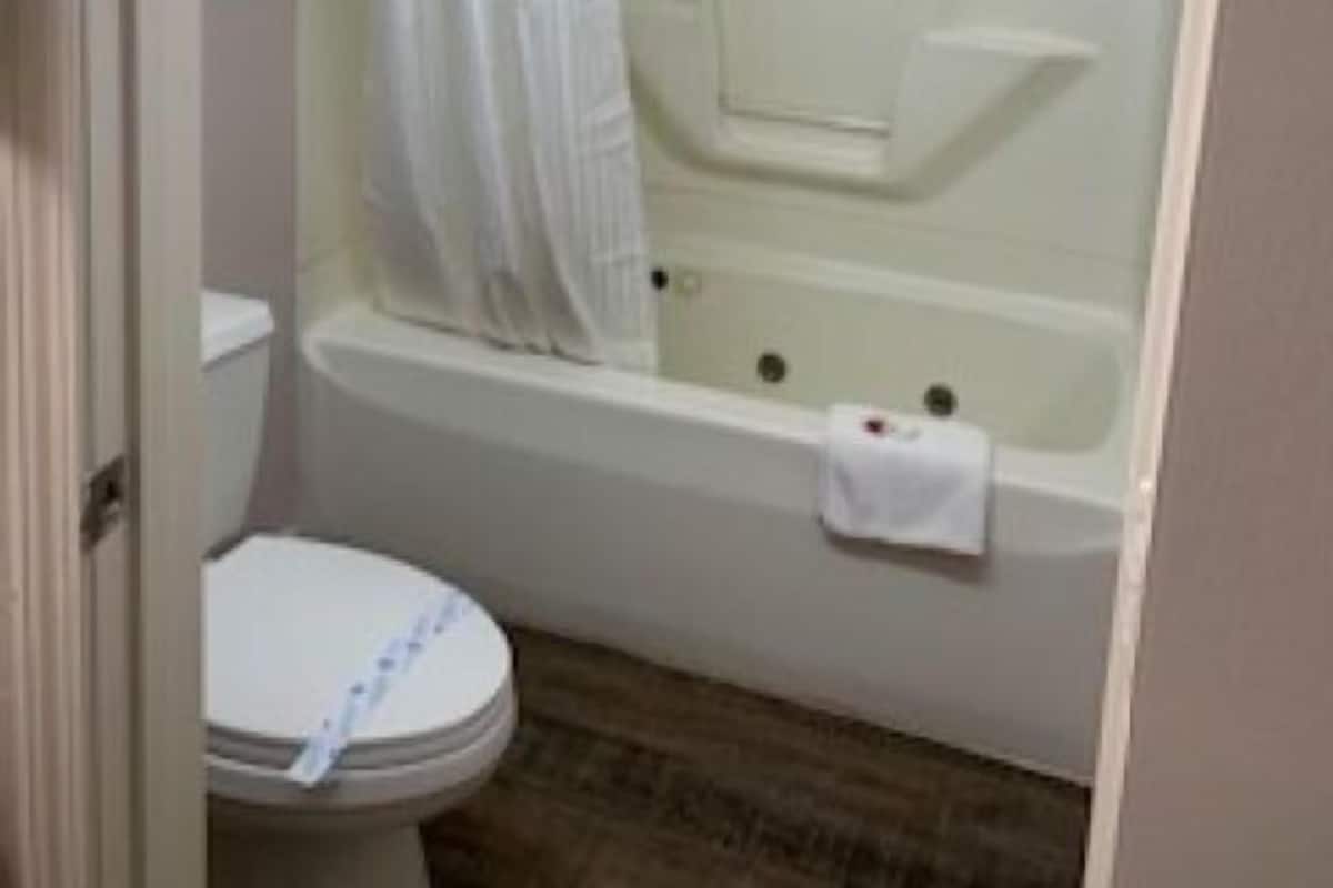 Suite, 1 cama King size | Baño | Tina con regadera, amenidades de baño gratuitas, toallas