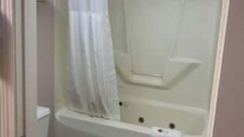 Suite, 1 très grand lit | Salle de bain | Ensemble baignoire-douche, articles de toilette (gratuits)