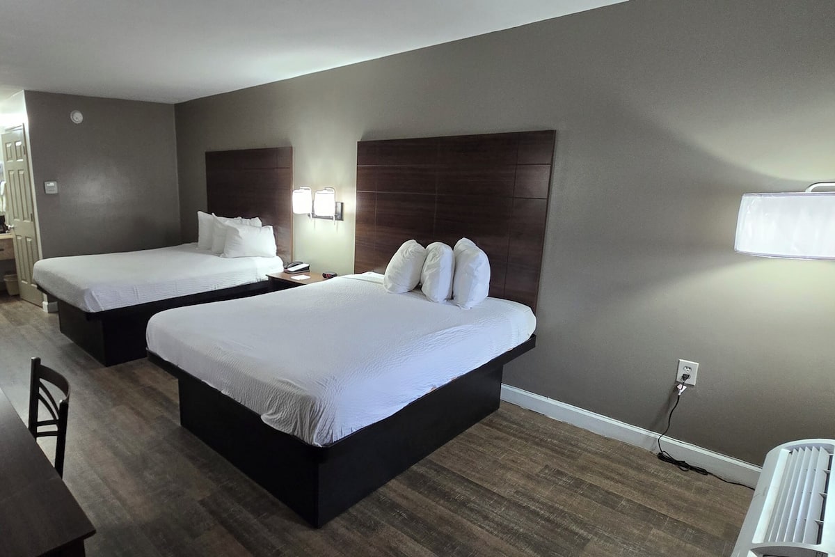 Habitación doble, 2 camas matrimoniales | Tabla de planchar con plancha, cunas, camas extra y wifi gratis