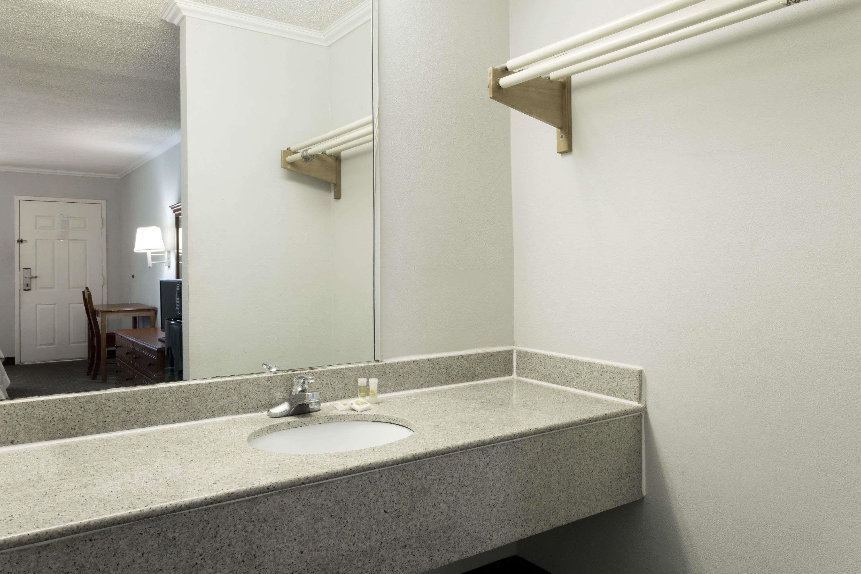 Combined shower/tub, free toiletries, towels