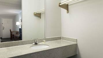 Combined shower/tub, free toiletries, towels