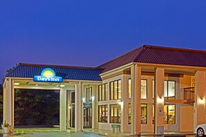 Exterior - Days Inn by Wyndham Clinton (Clinton)