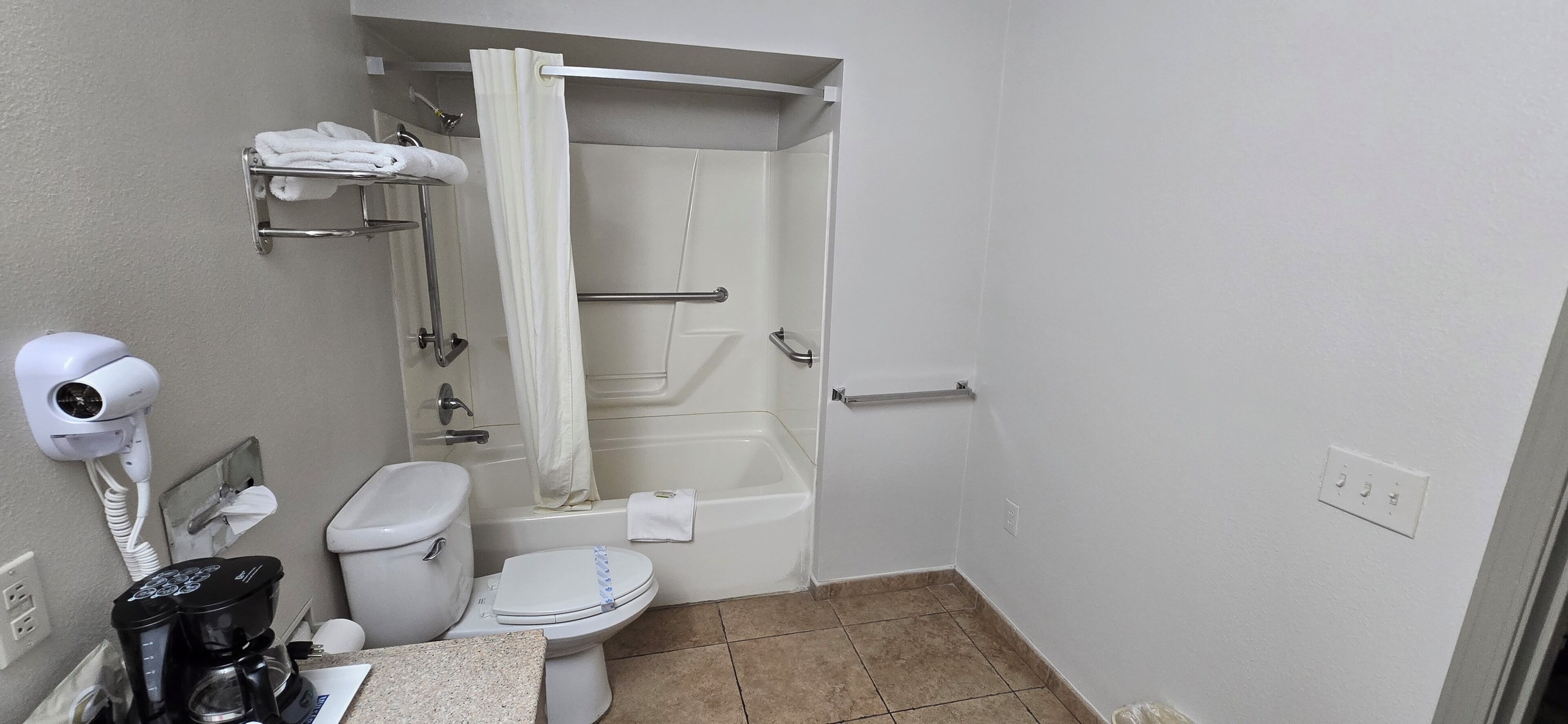 Room, 1 King Bed, Accessible, Non Smoking | Bathroom