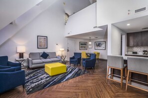 Living area - Embassy Suites by Hilton Indianapolis Downtown (Indianapolis)