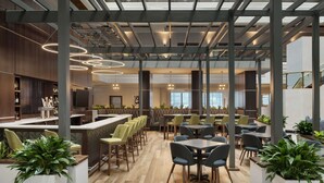Ein modernes Restaurant mit hohen Decken, freiliegenden Balken und verschiedenen Sitzbereichen, darunter Barhocker und Tische.
