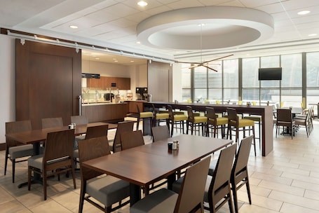 Embassy Suites by Hilton Indianapolis Downtown - Image 59