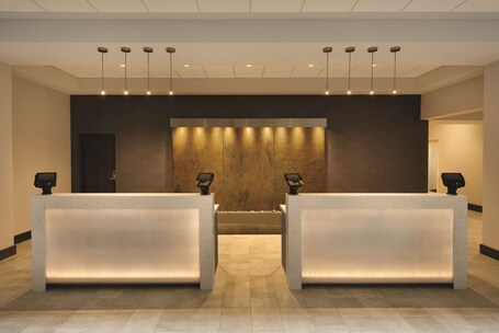 Embassy Suites by Hilton Indianapolis Downtown - Image 9