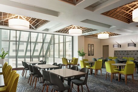 Embassy Suites by Hilton Indianapolis Downtown - Image 21