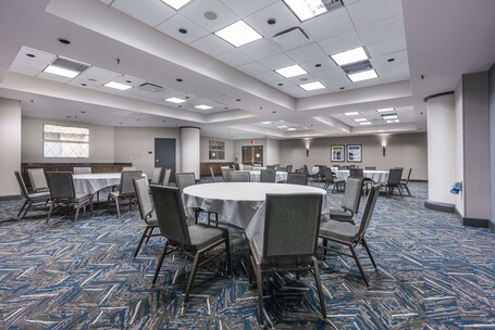 Embassy Suites by Hilton Indianapolis Downtown - Image 41
