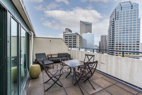 Embassy Suites by Hilton Indianapolis Downtown - Image 7