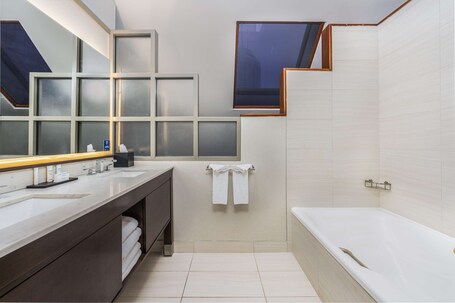 Embassy Suites by Hilton Indianapolis Downtown - Image 11