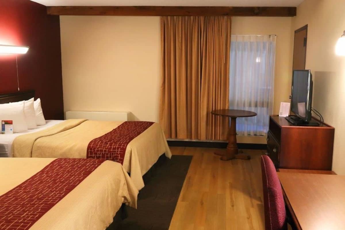 Kamar Basic, 2 Tempat Tidur Queen, Bebas Asap Rokok | Meja kerja, tirai kedap cahaya, dan setrika/meja setrika