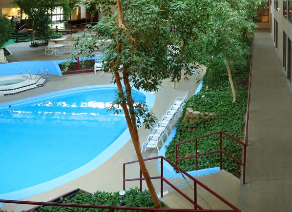 Una piscina cubierta, una piscina al aire libre