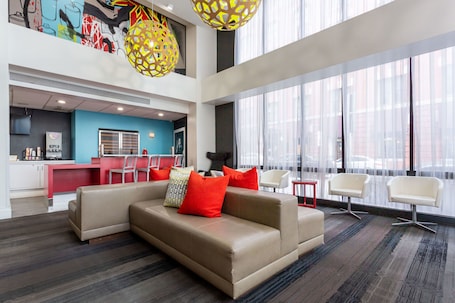 Lobby sitting area. Comfort Inn & Suites Baltimore Inner Harbor
