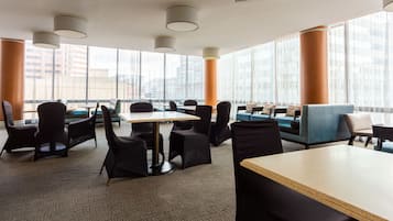 Café da manhã completo grátis todos os dias