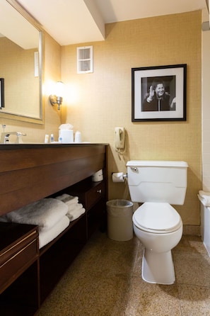 Combined shower/bathtub, designer toiletries, hair dryer, towels